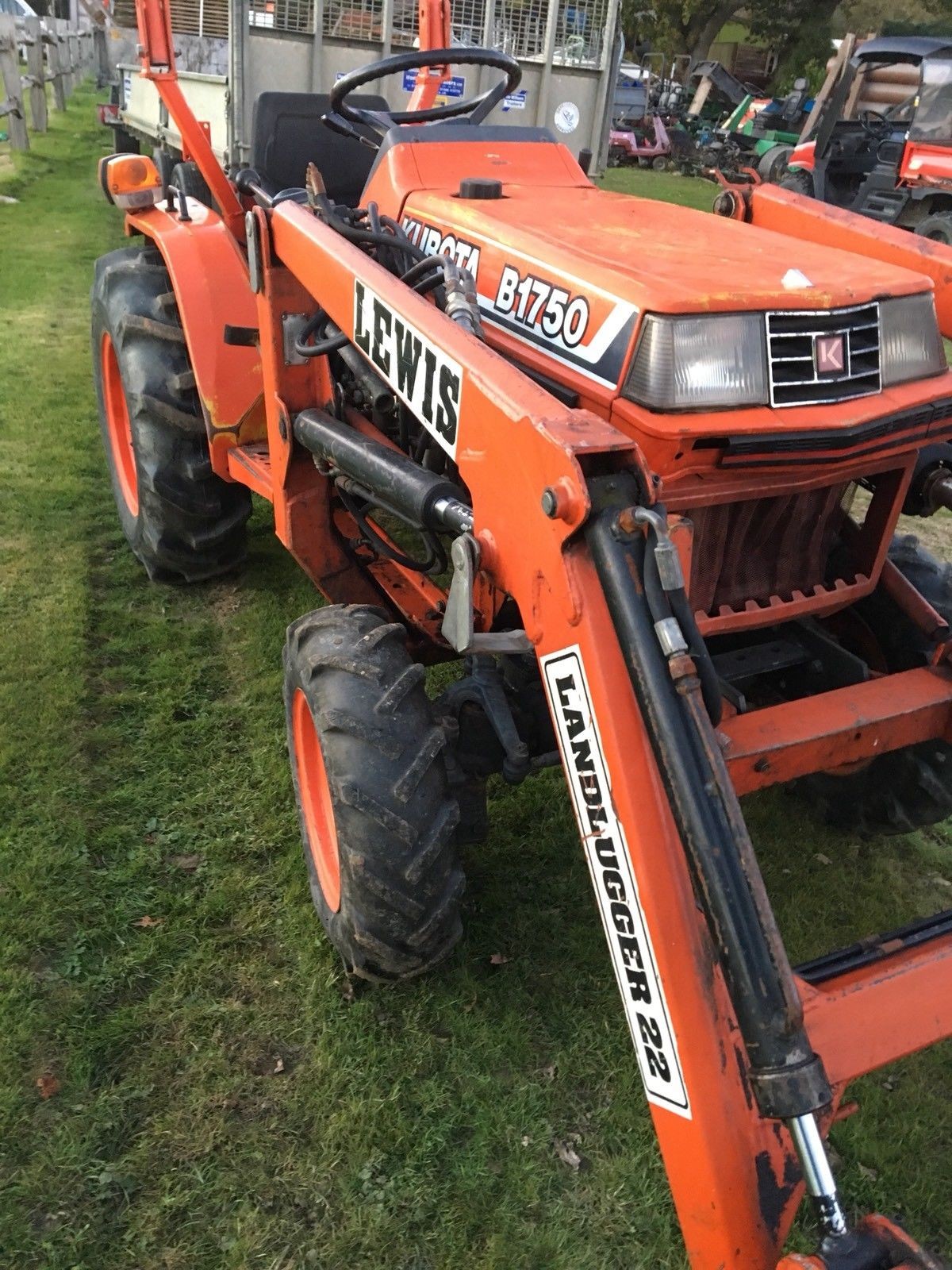 Ciągnik Kubota B50 HST 17 - stan bardzo dobry — zdjęcie 2