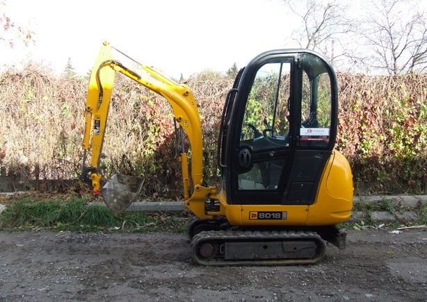 JCB 8018 z roku 2006     www.denisosn.com.pl