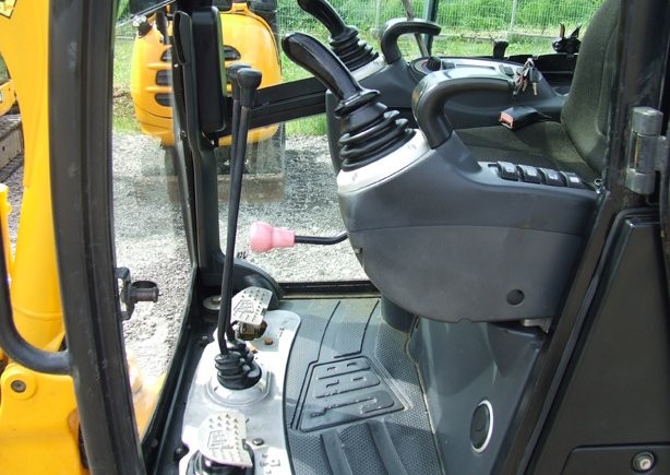 Minikoparka gąsienicowa JCB 8018 z roku 2006 — zdjęcie 5