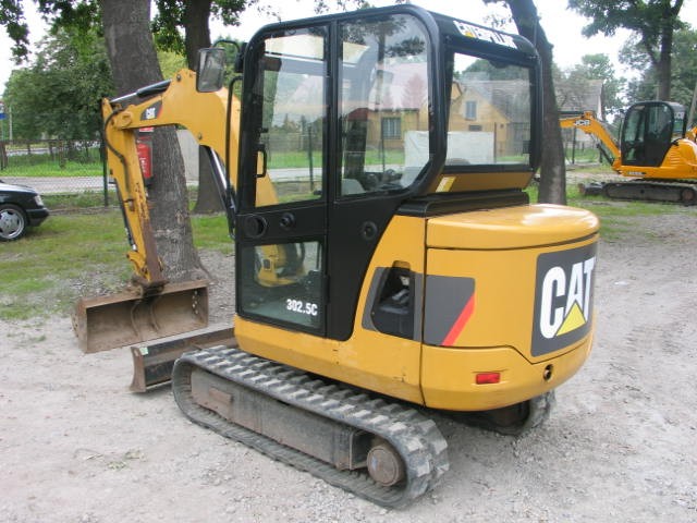 CAT 3025 z 2010 roku - mini koparka — zdjęcie 2