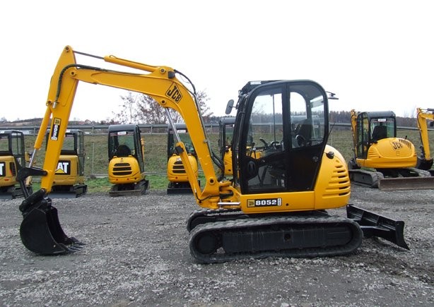JCB 8052 z roku 2004,