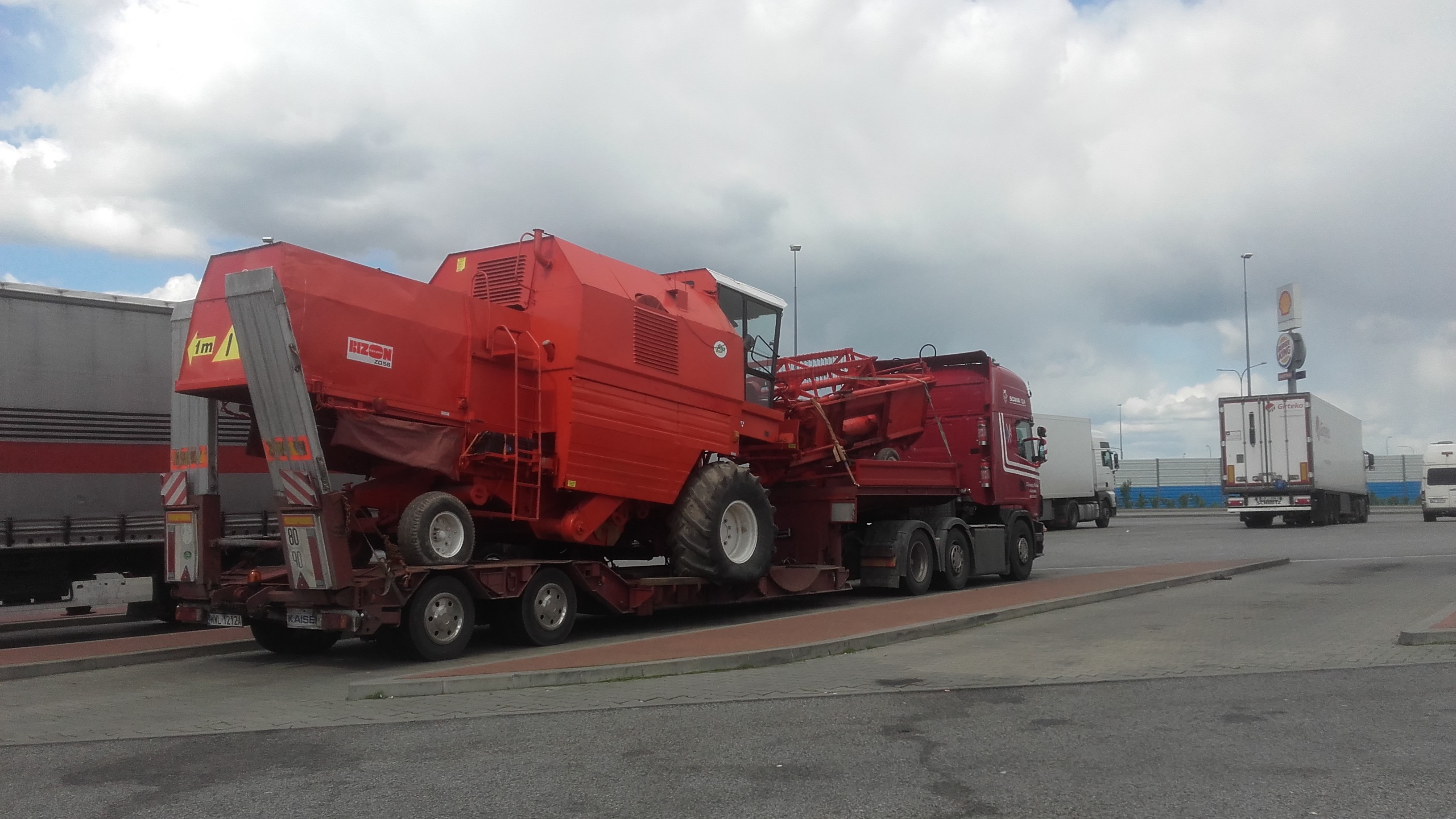 Transport kombajnów sieczkarni maszyn Claas Fent MF Holland Bizon — zdjęcie 4