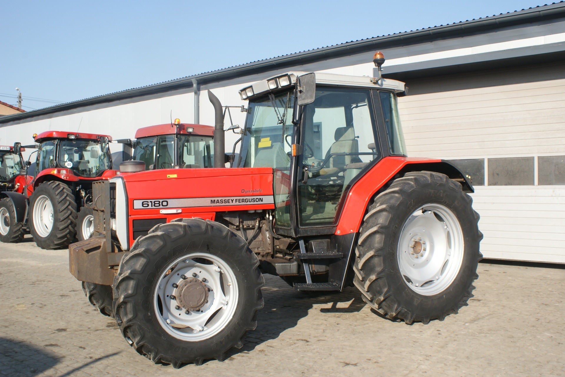 Ciągniki rolnicze, Massey Ferguson 6180 Renault Case Valtra John Deere — zdjęcie 3