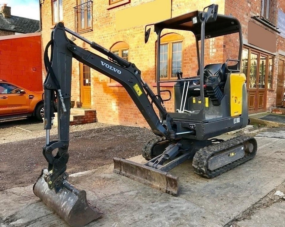Minikoparką Volvo EC18 — zdjęcie 1