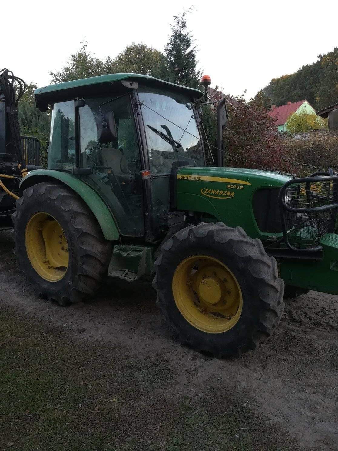 Ciągnik John Deere 5075E +wózek UNIFORST WORKER  — zdjęcie 5