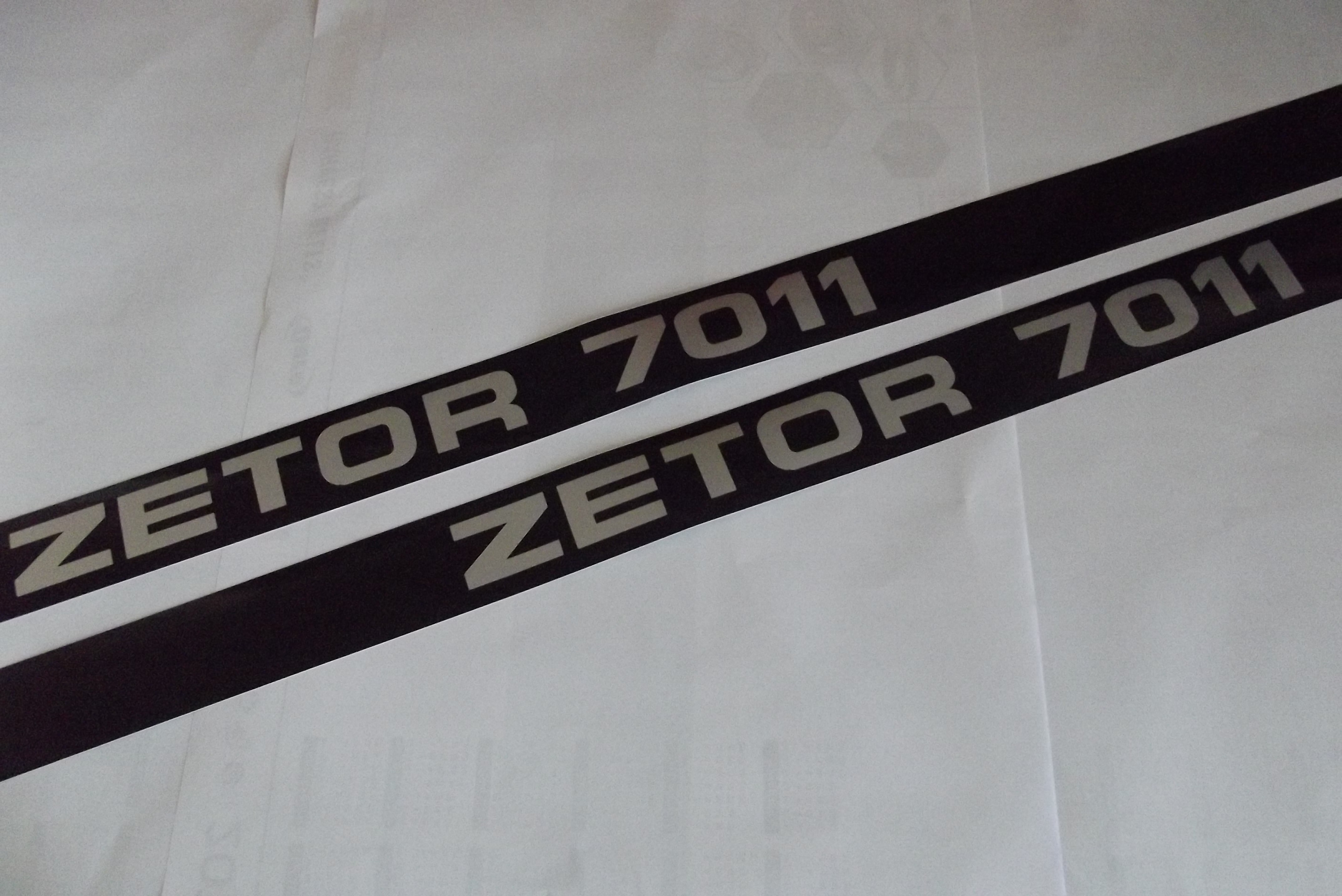 Emblematy maski silnika ZETOR 7011 KOMPLET.   — zdjęcie 1