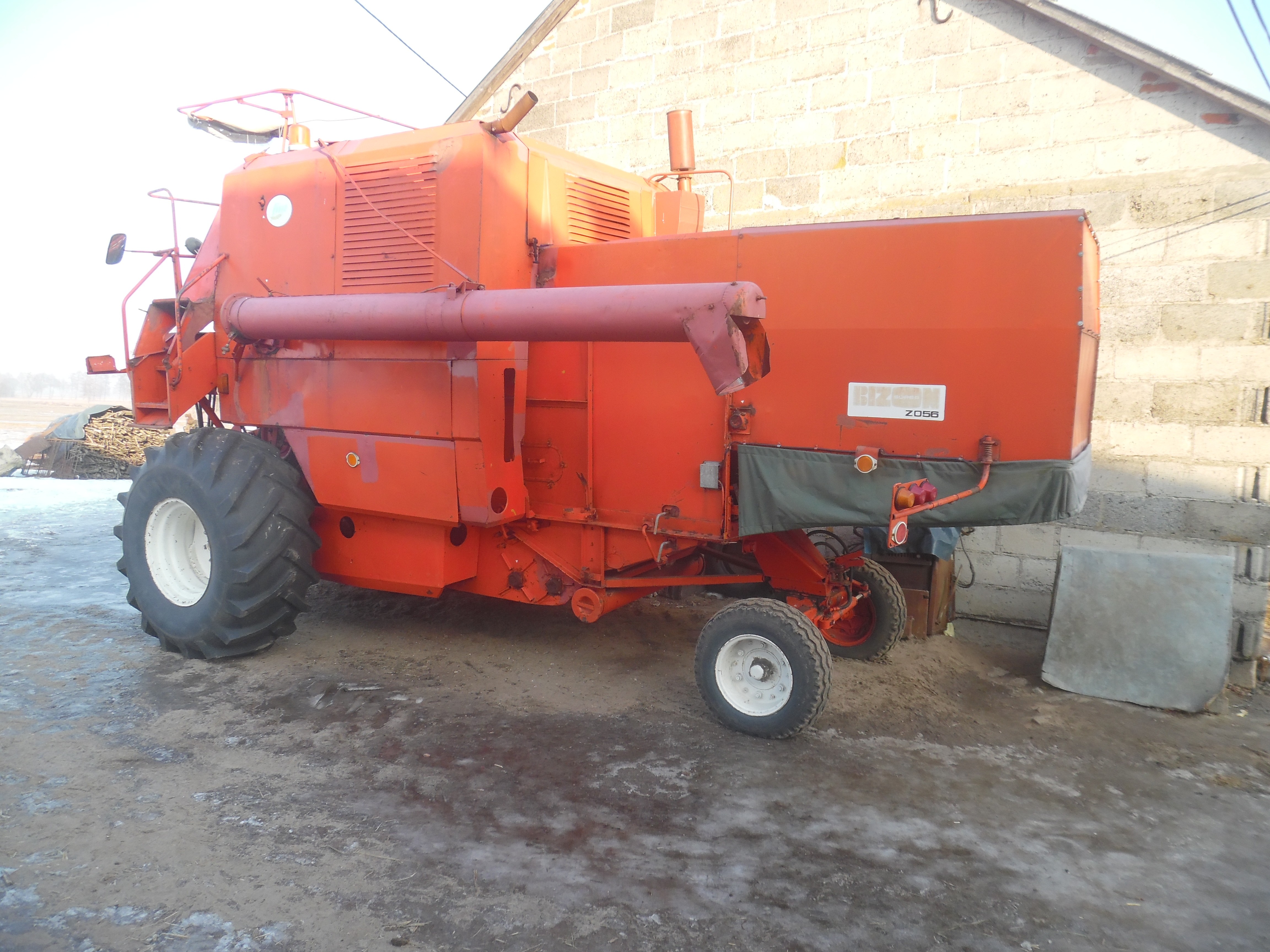 kombajn bizon i new holland,beczkowuz, przetrząsarka fela — zdjęcie 2