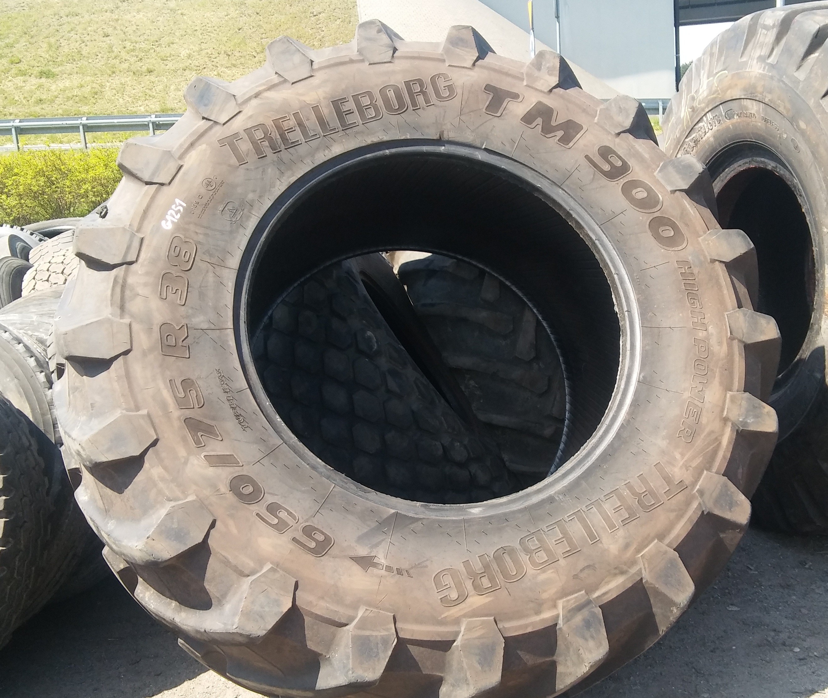 (G1251) Opona 650/75 R38 Trelleborg — zdjęcie 2