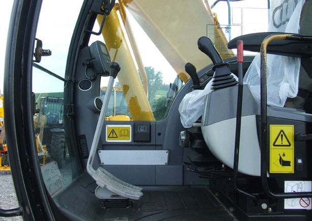 Koparka gąsienicowa JCB JS 160 LC z roku 2006** — zdjęcie 1