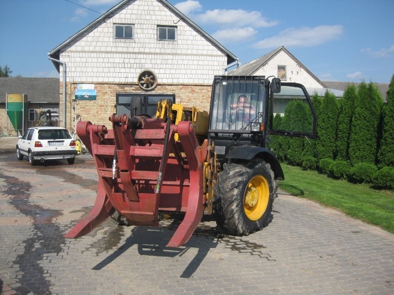 JCB 530-70 z łyżka i chwytakiem do drewna — zdjęcie 2