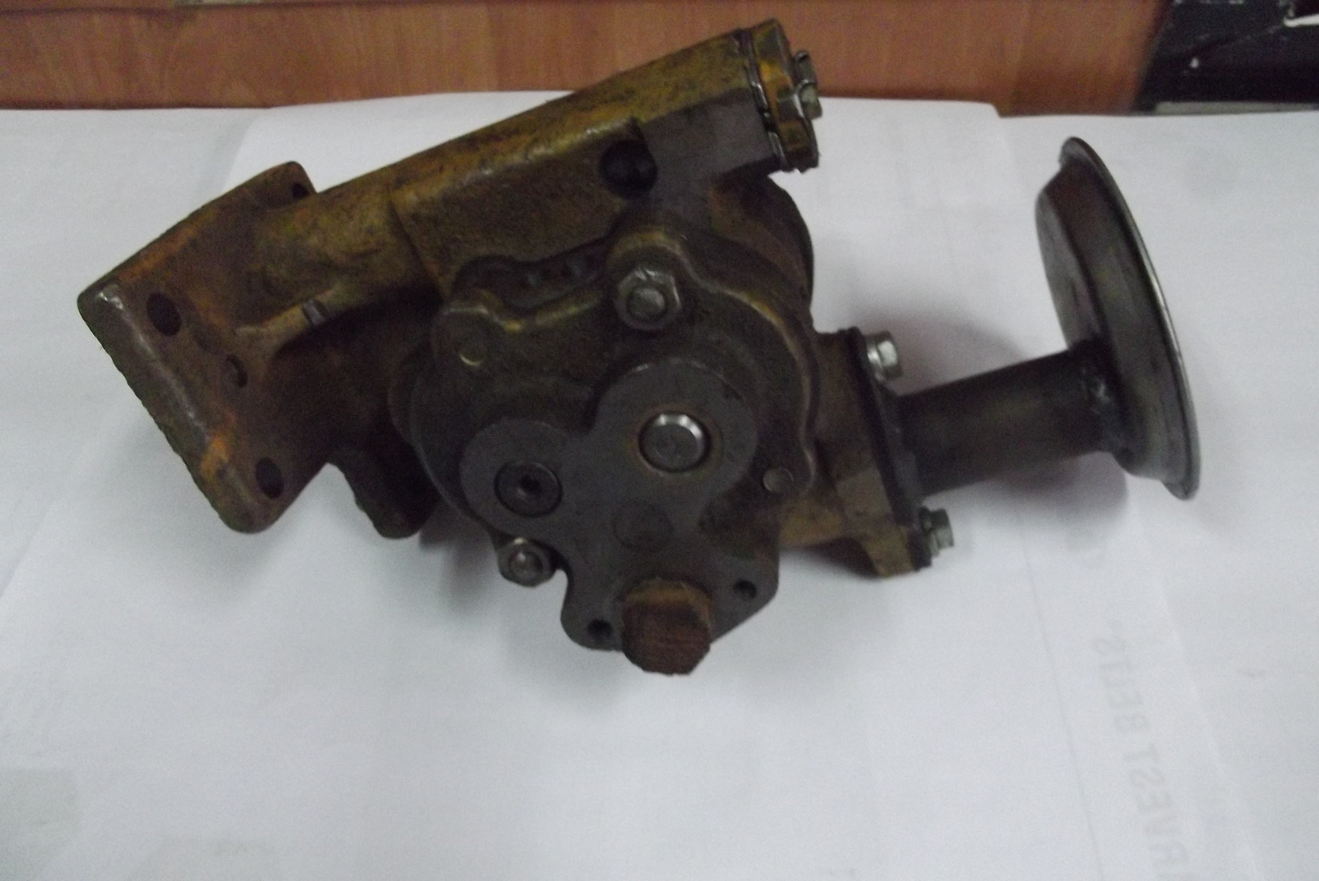 Pompa oleju silnika T 130 .    — zdjęcie 2