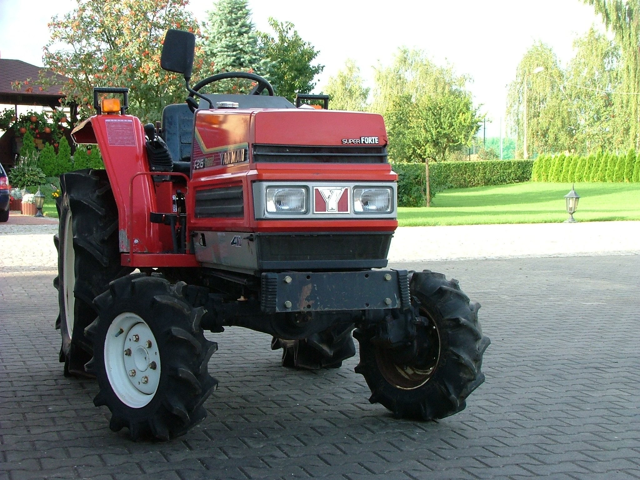 Mini traktorek Yanmar F215 obniżany, 21KM, 4x4 — zdjęcie 1