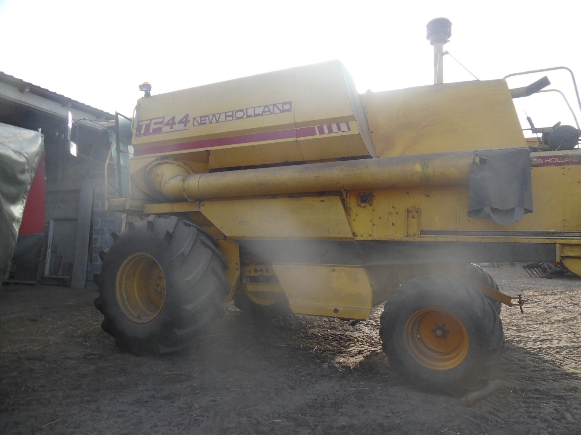 Kombajn New Holland TF44 z sieczkarnią w całości lub na części  — zdjęcie 2