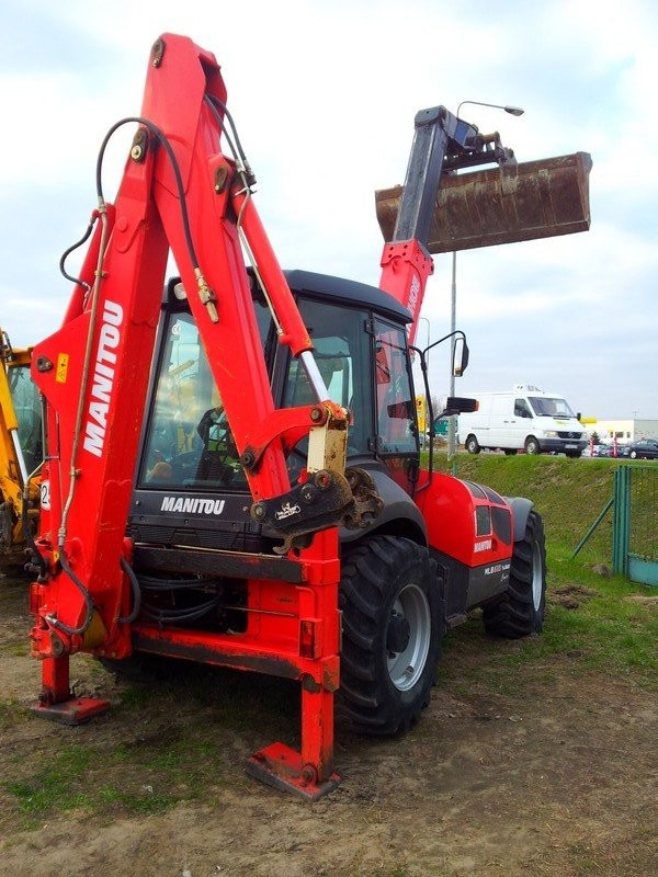 KOPARKO-ŁADOWARKA TELESKOPOWA MANITOU MLB 625 T — zdjęcie 3