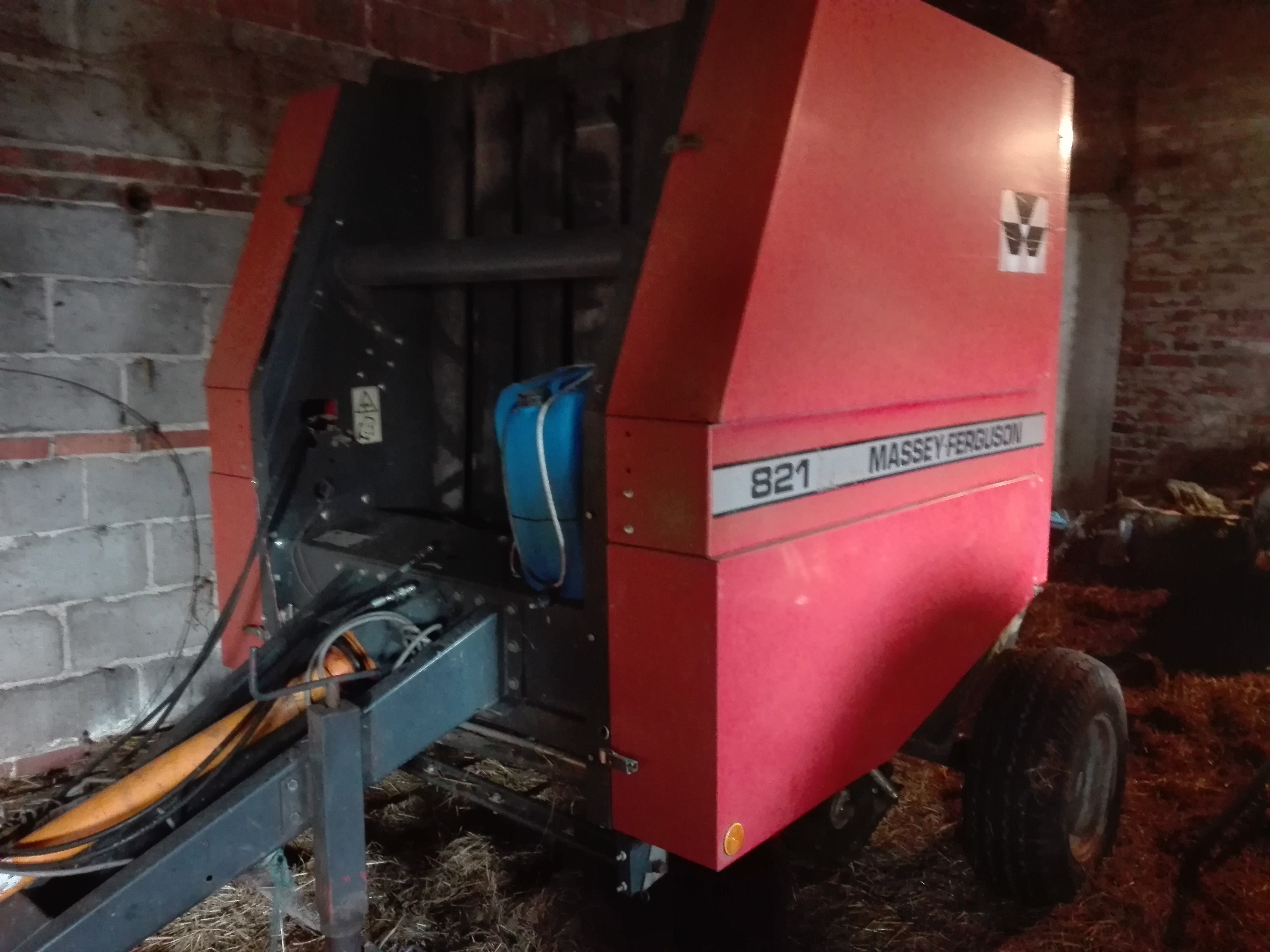 Prasa Massey Ferguson MF 821 — zdjęcie 1