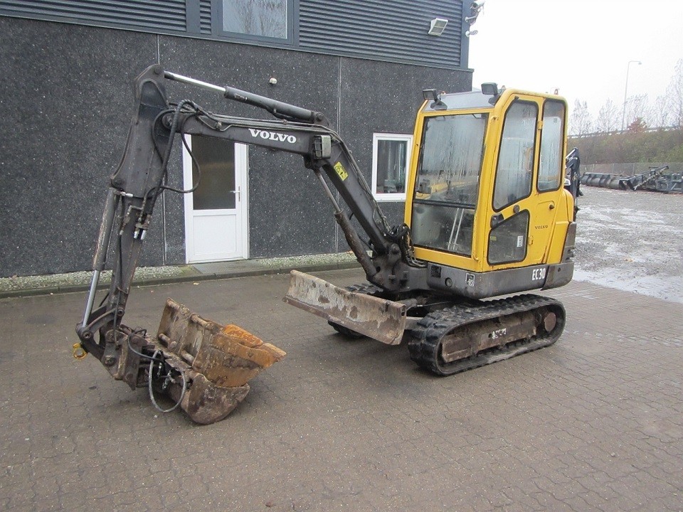 Mini koparka -- Volvo EC-3O — zdjęcie 1