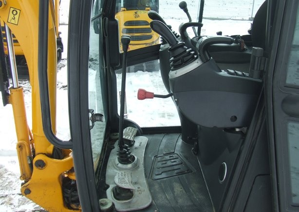 sprzedam Minikoparkę JCB 8018 z roku 2008 — zdjęcie 3