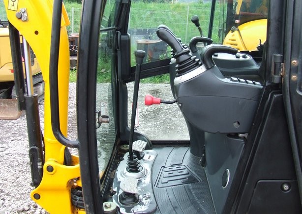 Minikoparka  JCB 8020 rok 2009. — zdjęcie 3