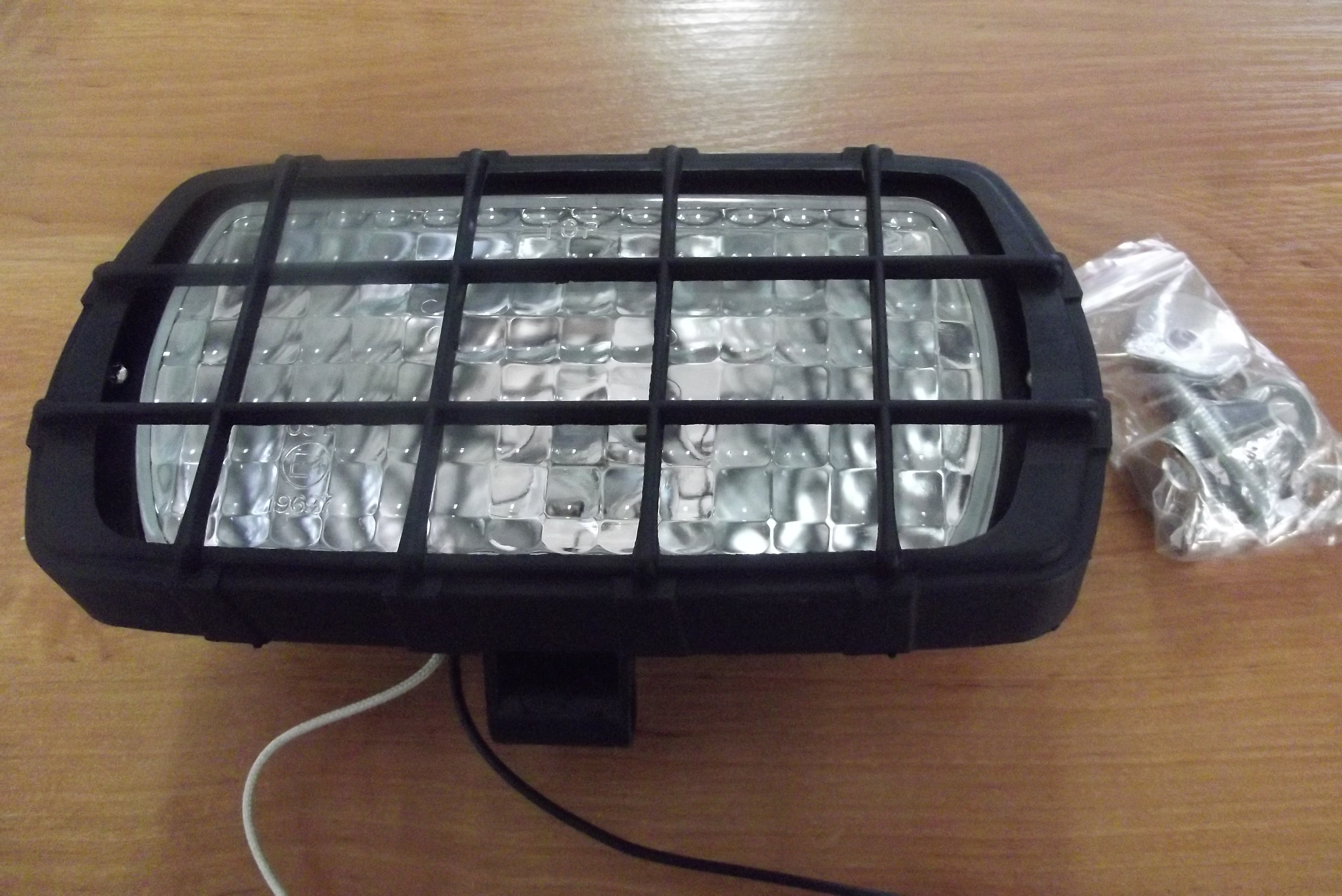 Lampa robocza plastikowa z kratką H3 12V/55W H3 24V/70W — zdjęcie 1