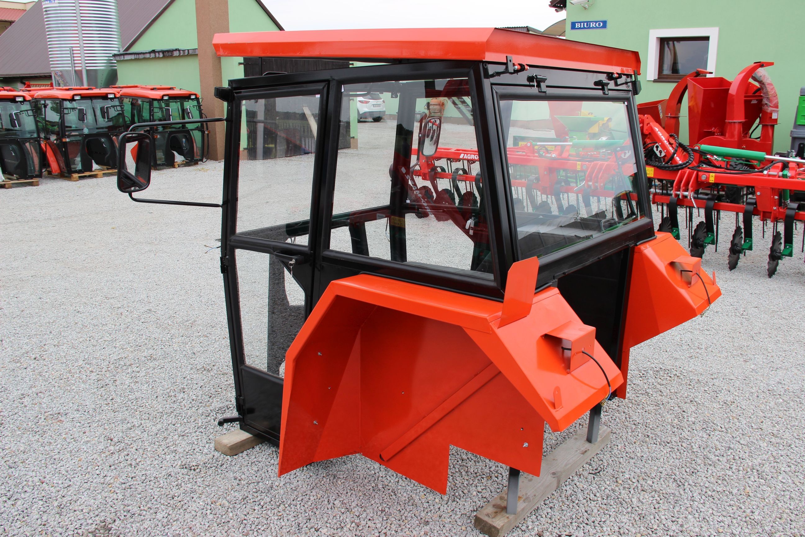 Kabina ciągnikowa do ciągnika MF 235 255 LUX z błotnikami CE — zdjęcie 3