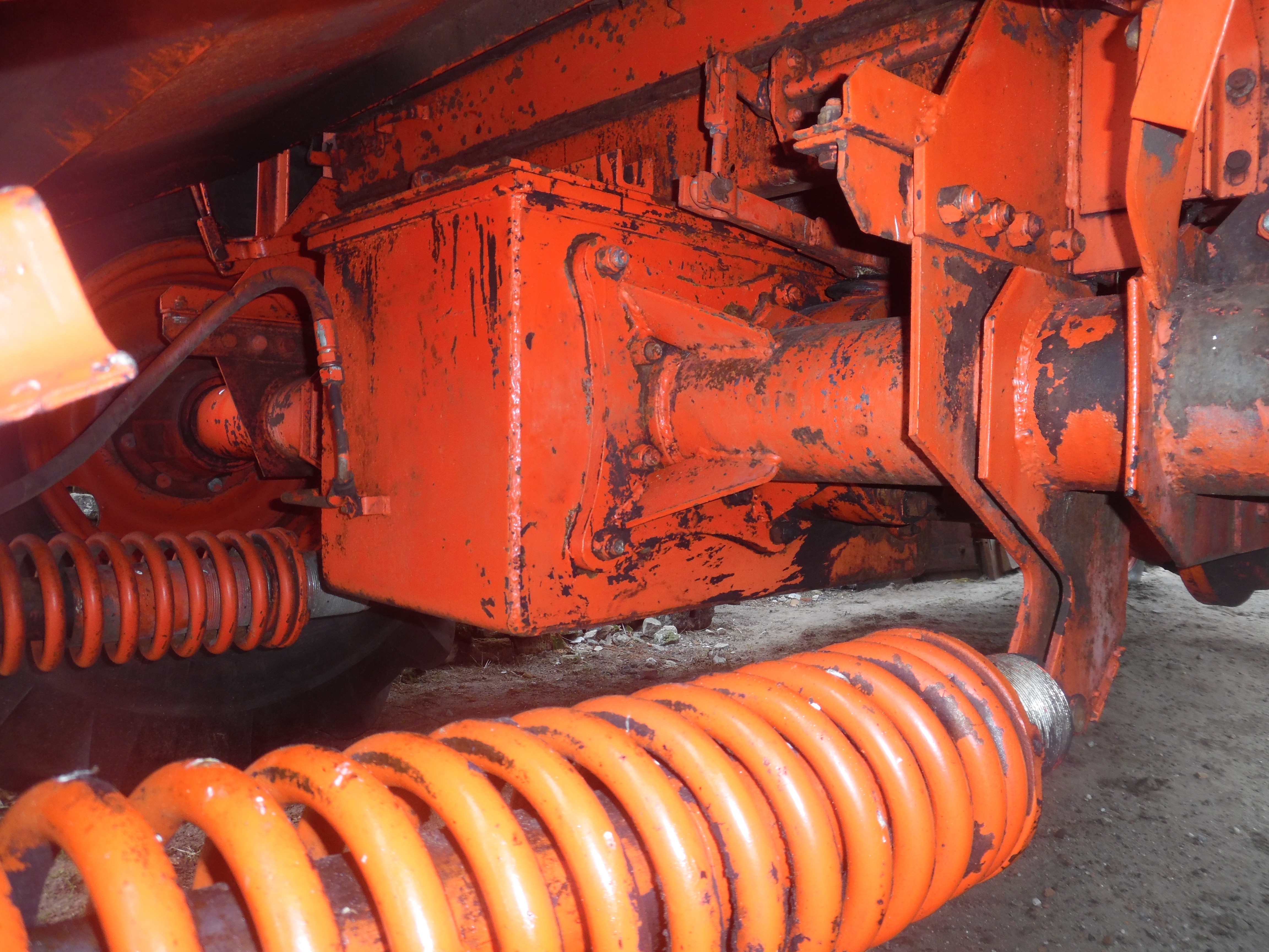 kombajn bizon i new holland,beczkowuz, przetrząsarka fela — zdjęcie 4