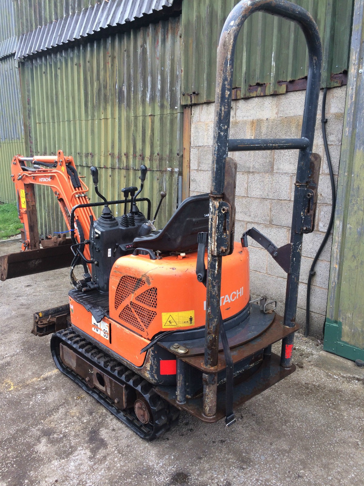 Mini Koparka Hitachi 02/08 Axis + 2 łyżki — zdjęcie 3