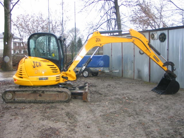 JCB 8065 RTS z 2010 roku — zdjęcie 1