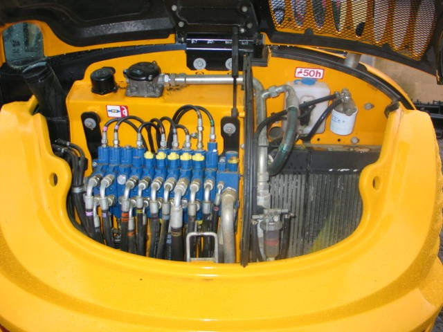 JCB 8065 RTS z 2010 roku — zdjęcie 7