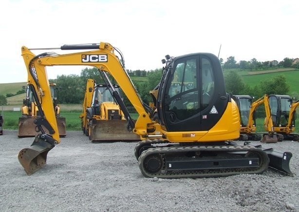 Midikoparka JCB 8085 ZTS z roku 2010
