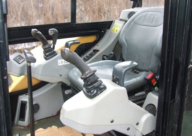 mini koparka CAT 302.5C z roku 2006 — zdjęcie 4