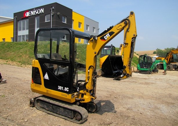 Minikoparka CAT 301.8C z roku 2012 — zdjęcie 2