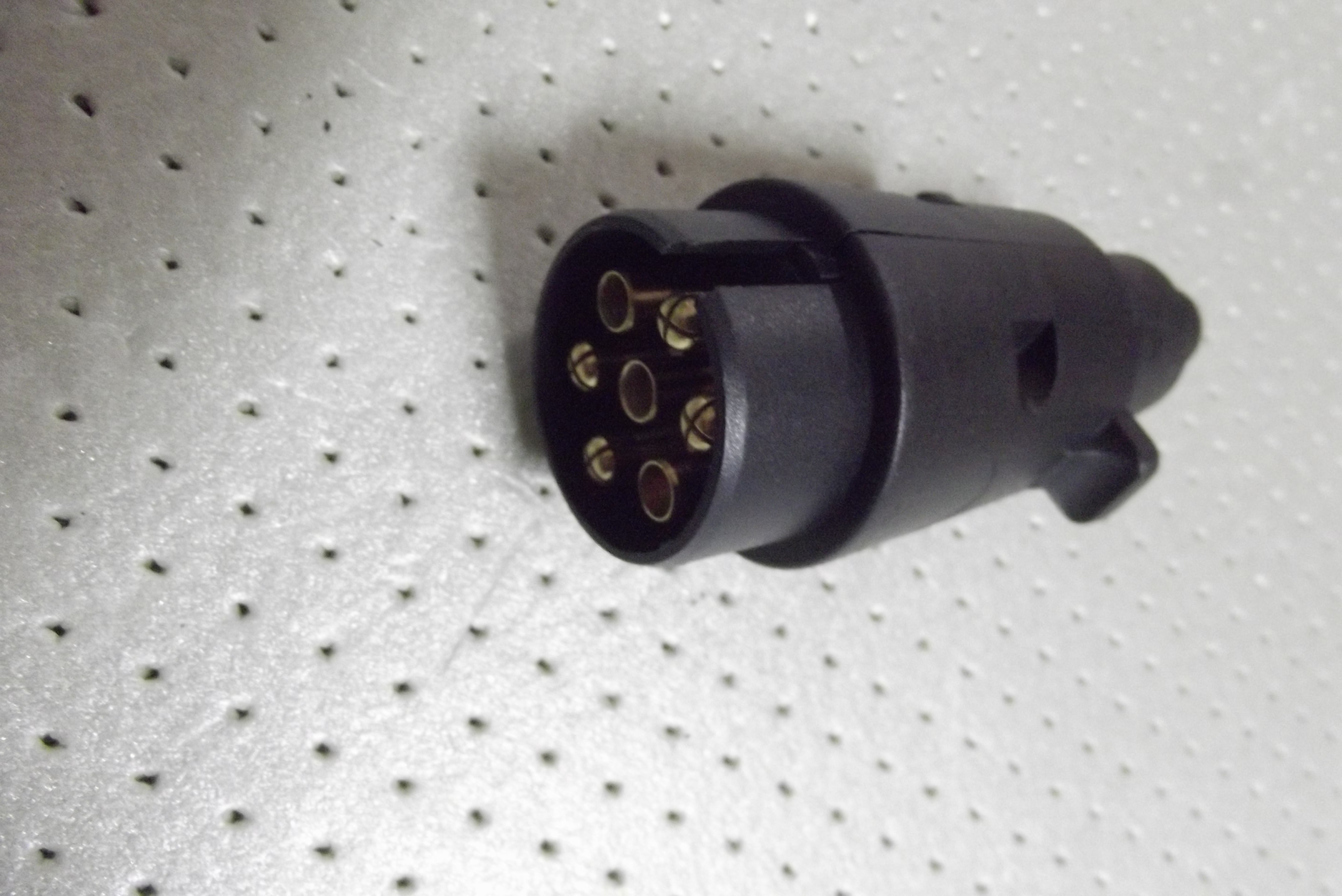 Wtyczka plastikowa 7/12V — zdjęcie 1