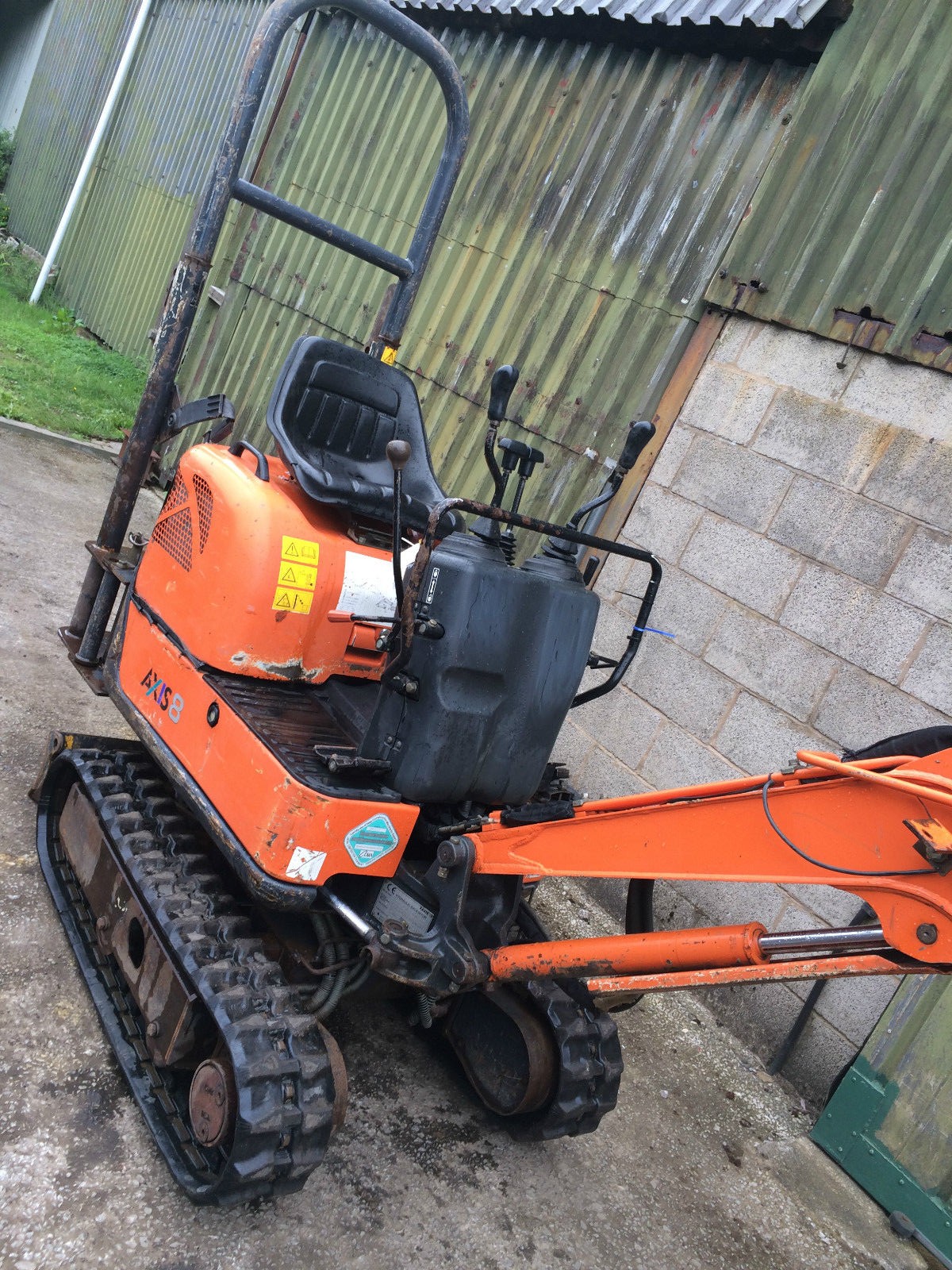 Mini Koparka Hitachi 02/08 Axis + 2 łyżki — zdjęcie 5