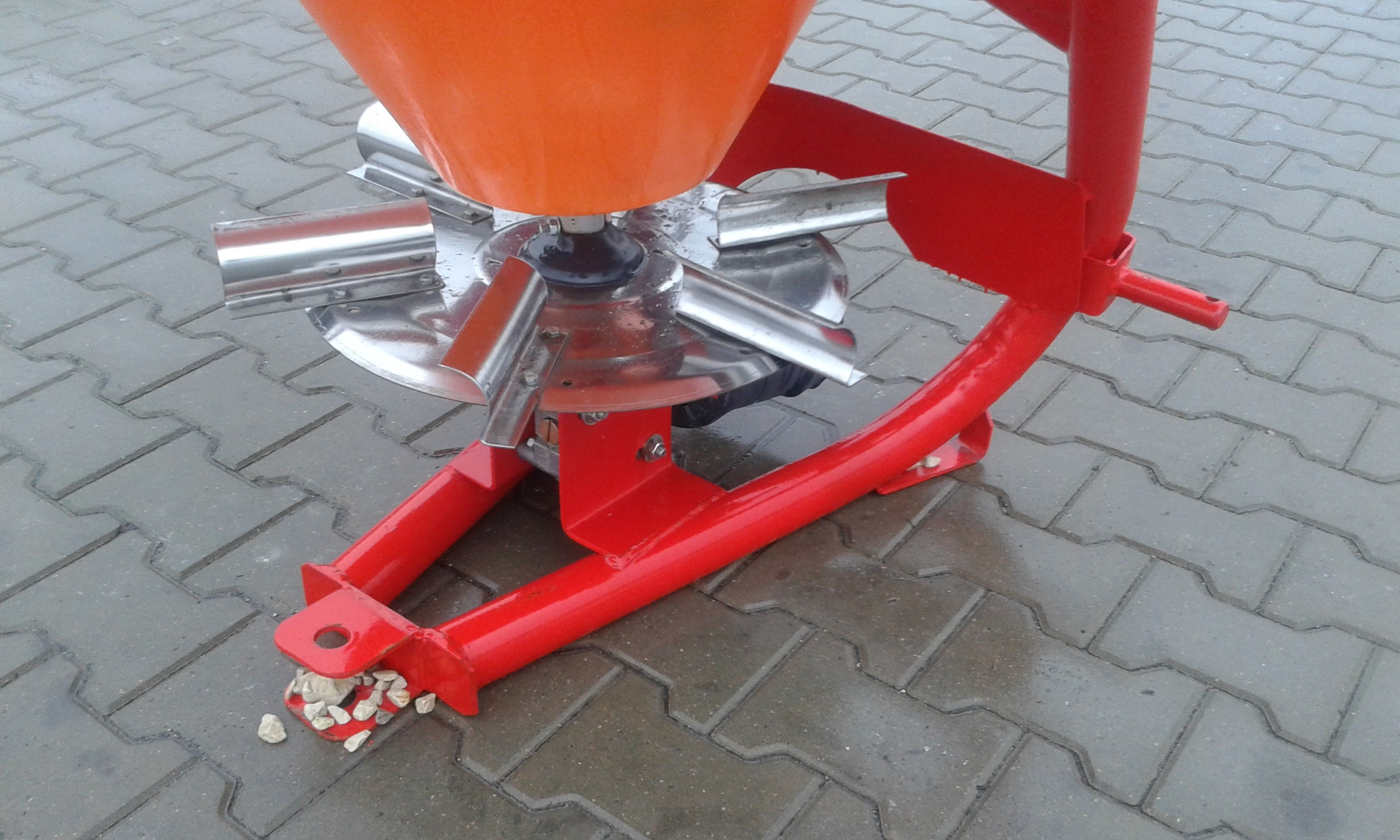 Rozsiewacz nawozów lej firmy Strumyk  lejek 300-400-500 l  — zdjęcie 4