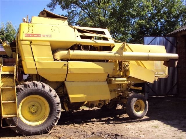 Kombajn zbożowy New Holland 1540 — zdjęcie 3