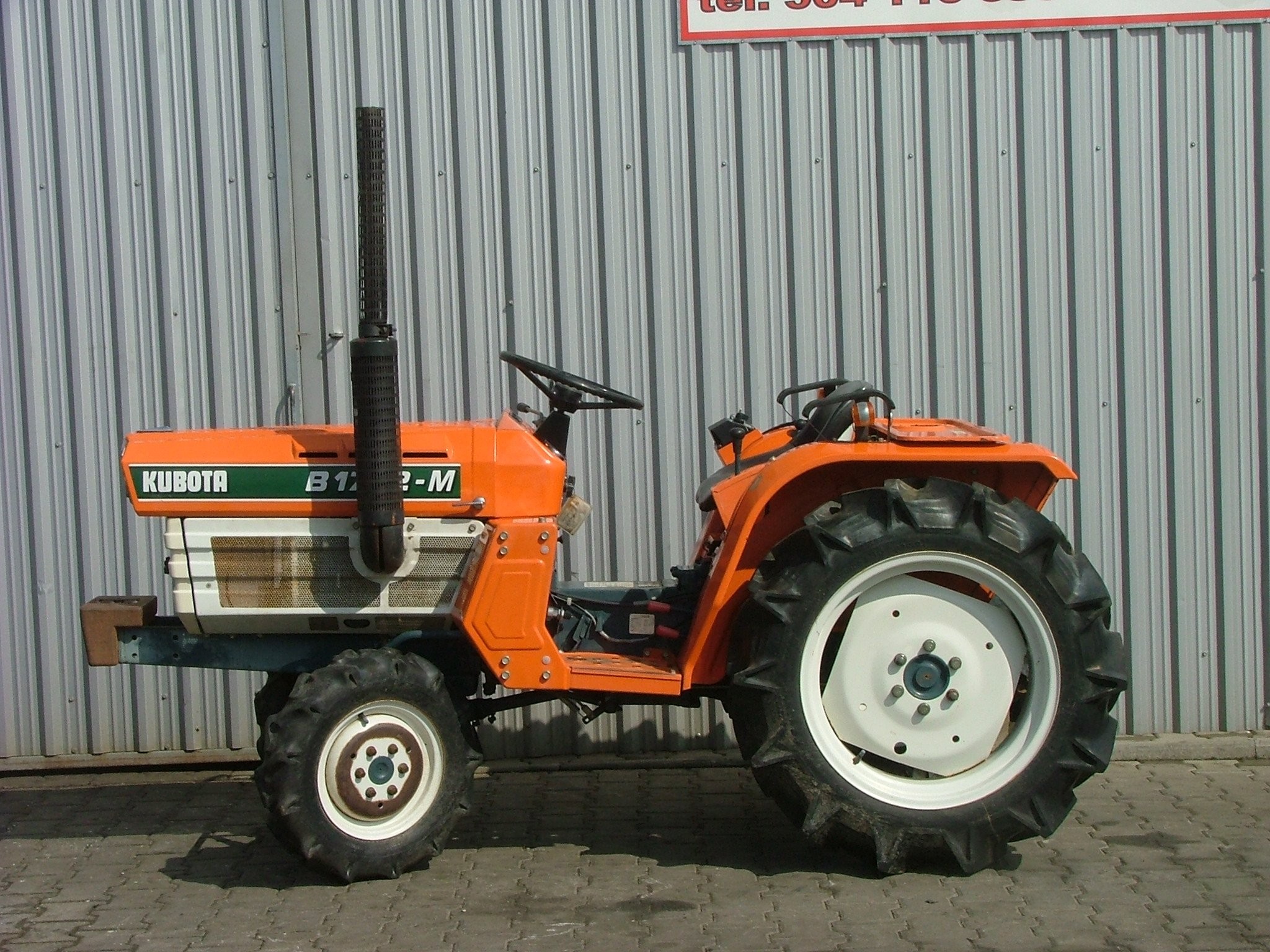 Mini traktorek Kubota B1702-M, 4x4, 17KM — zdjęcie 2