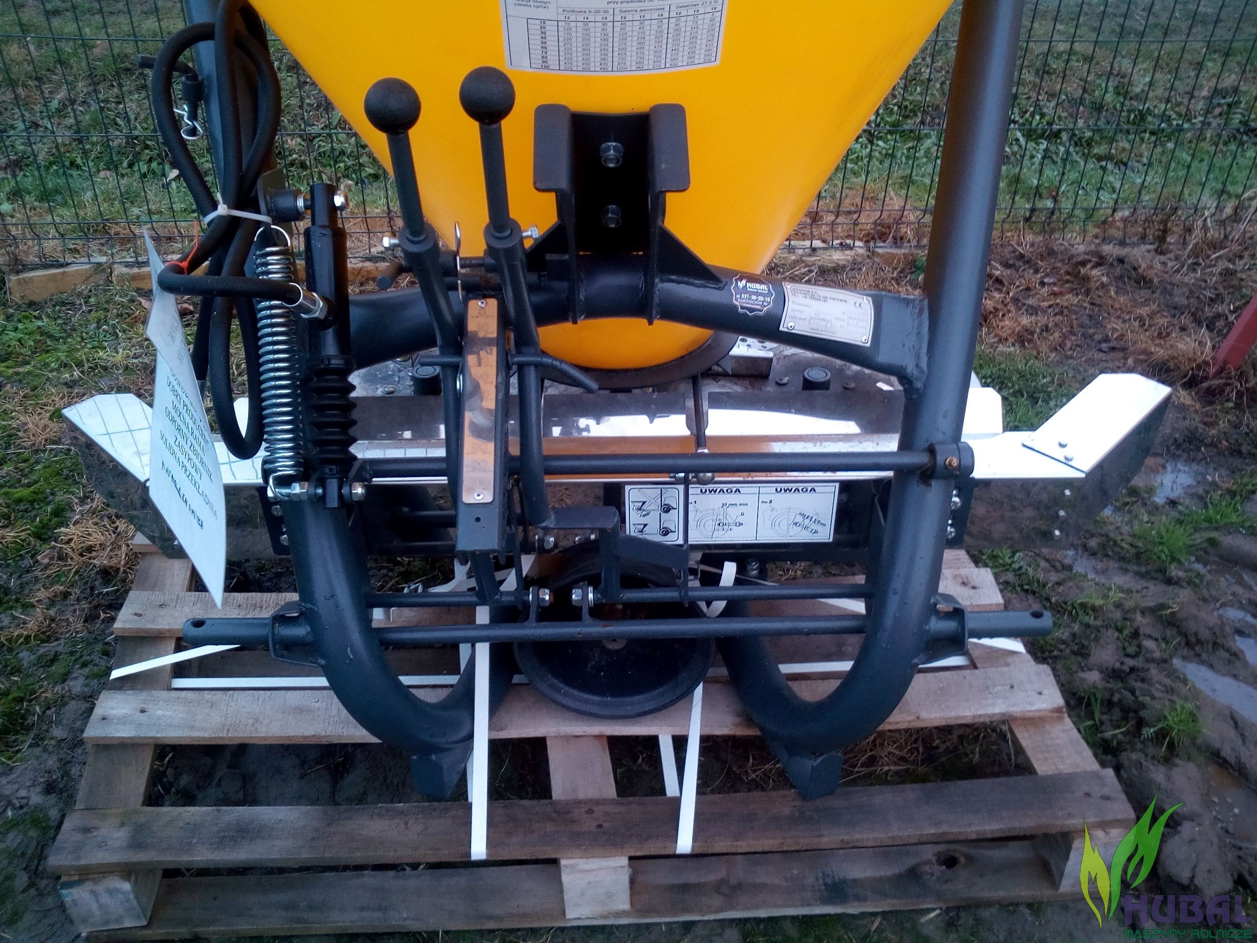 Rozsiewacz nawozu Lejek DWUTARCZOWY poj. 500L z hydrauliką — zdjęcie 5