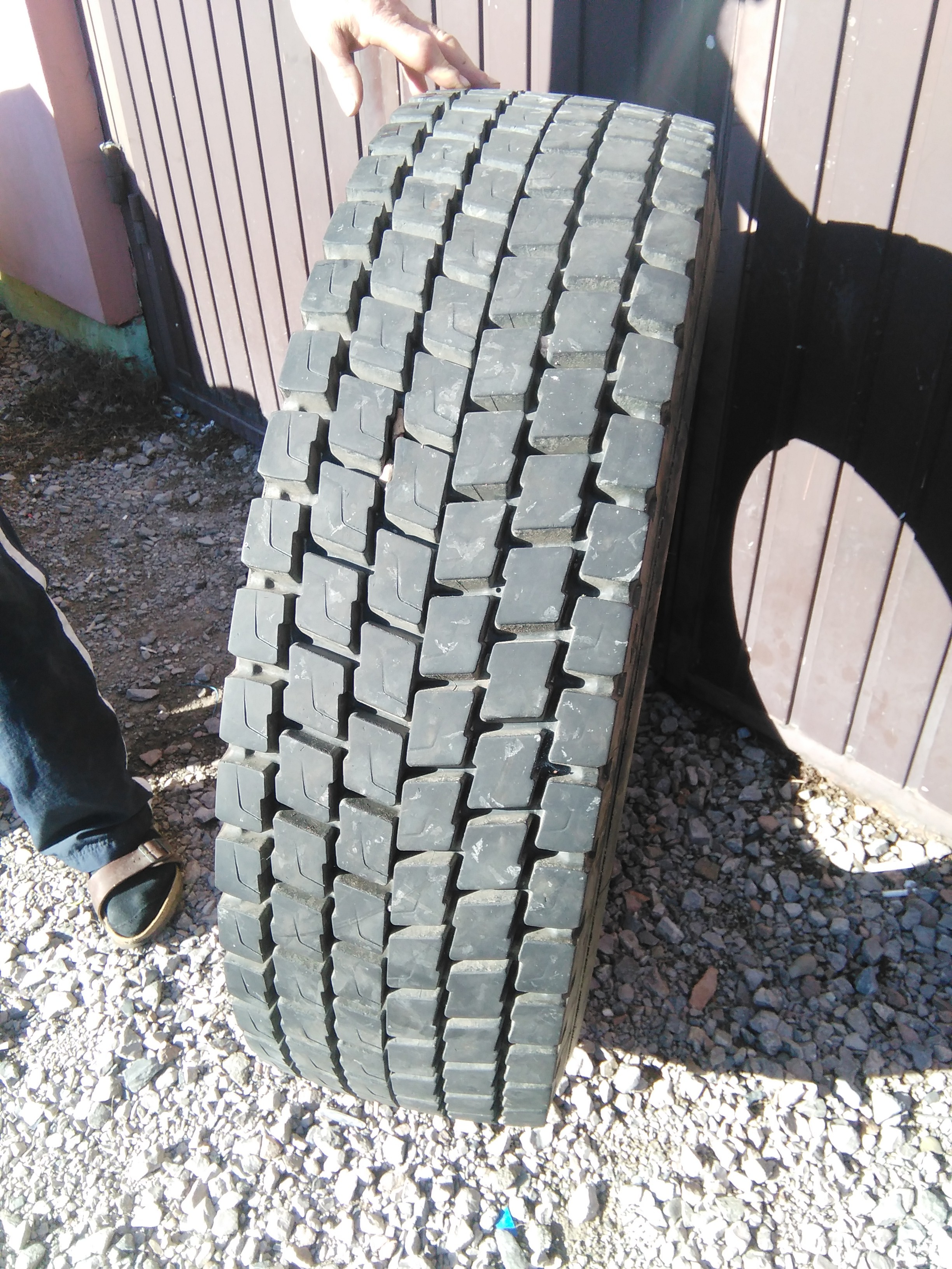 opony 305/70  i 275/70 rozm.22,5 — zdjęcie 3