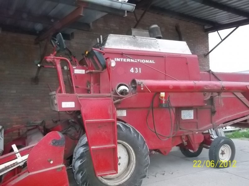 kombajn zbożowy INTERNATIONAL 431 — zdjęcie 1