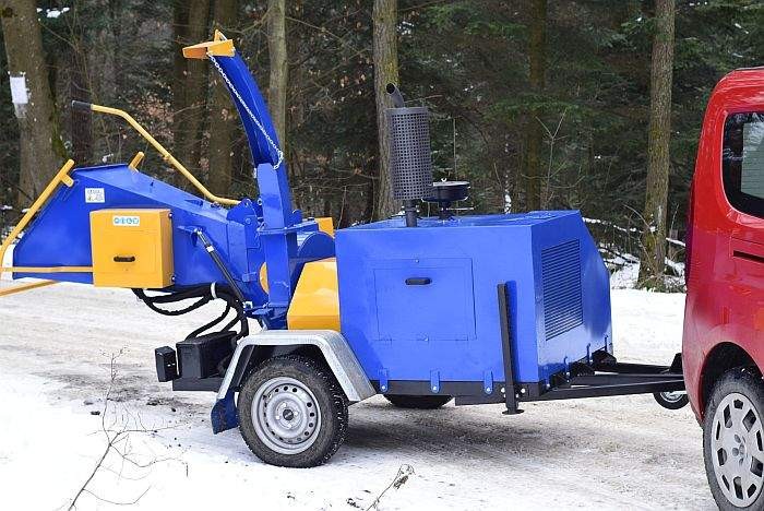 Rębak tarczowy z silnikiem Diesla 4 cylindry:  moc 40 KM. Hydraulika — zdjęcie 3