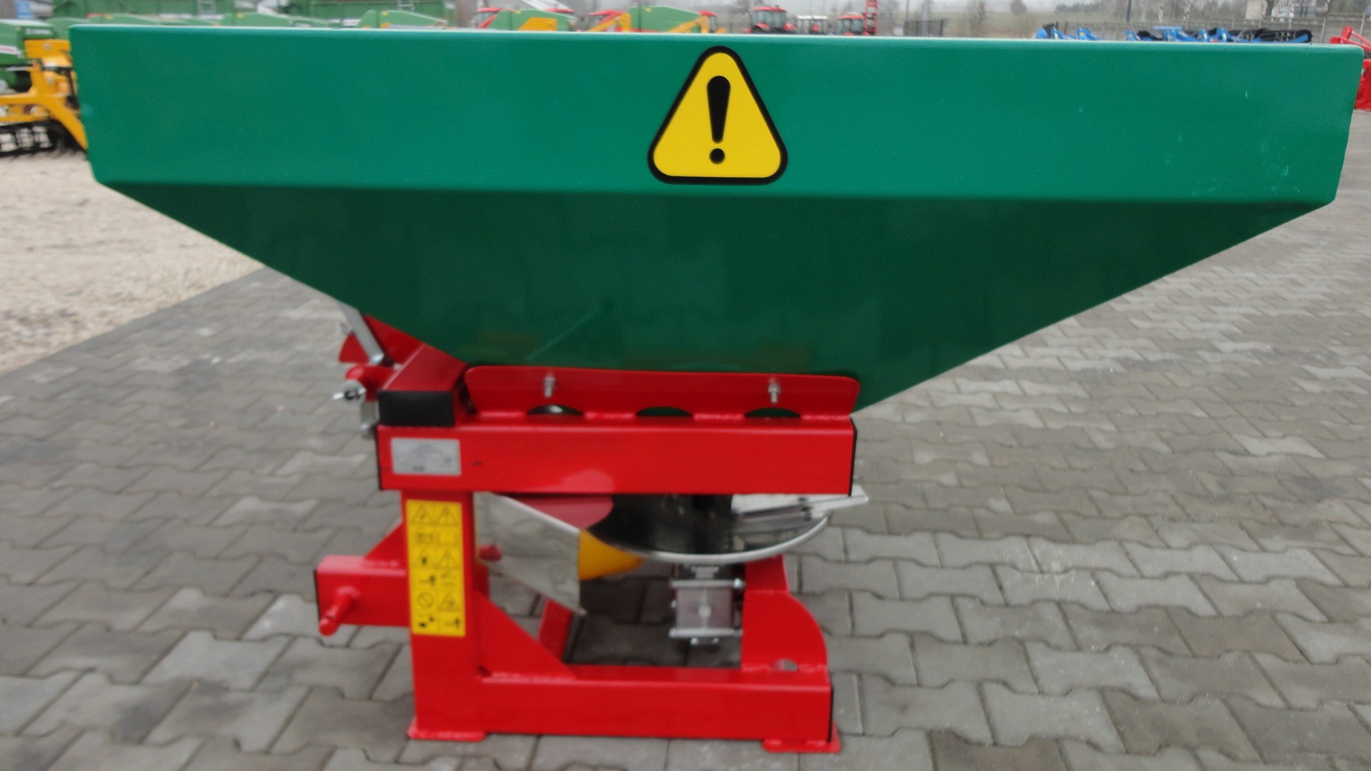  Rozsiewacz - 600l dwutarczowy zawieszany Promar — zdjęcie 1
