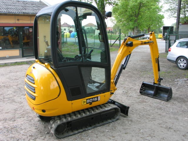 Sprzedam minikoparkę JCB 8016 z 2007 i 2008 roku — zdjęcie 4