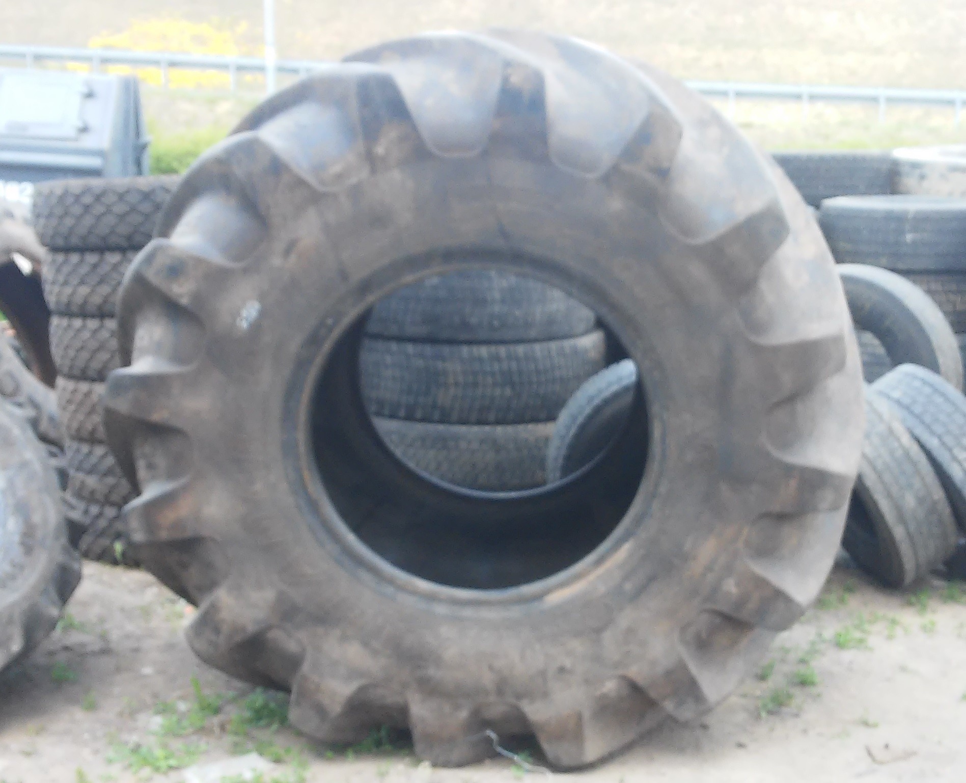 (G980) Opona 1050/50 R32 Alliance  — zdjęcie 2