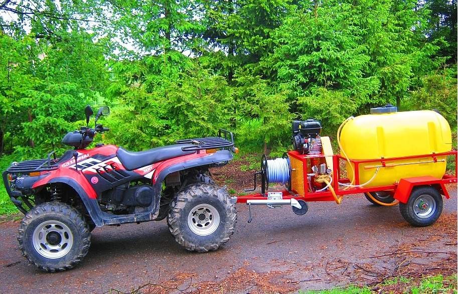 OPRYSKIWACZ  SPALINOWY NA PRZYCZEPIE JEDNOOSIOWEJ 300L, 6,5 kM  — zdjęcie 1