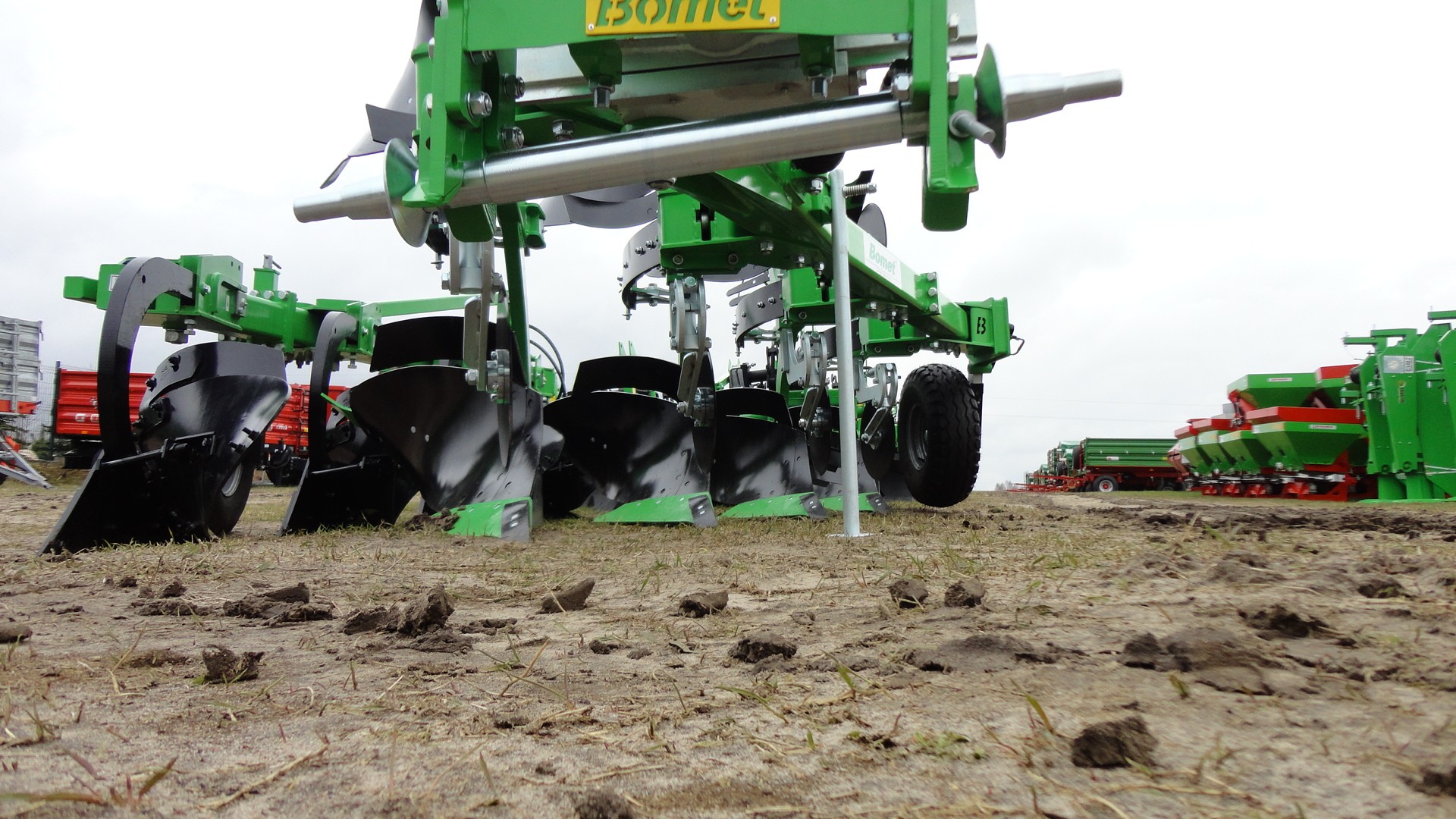 Pługi obrotowe Bomet 18'' resorowe 4 skiby + kroje — zdjęcie 3