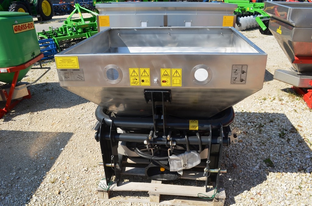 Rozsiewacz nawozów zawieszany POM Augustów Compact Fruit 600kg — zdjęcie 4