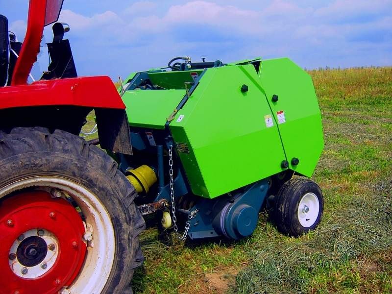 Mini prasa zwijająca do siana, sianokiszonki, słomy, moc ciągnika 25kM — zdjęcie 2