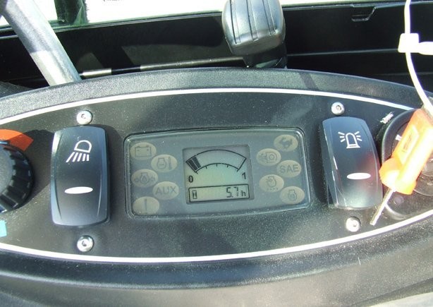 JCB 801.8 CTS - 2011 r. — zdjęcie 4