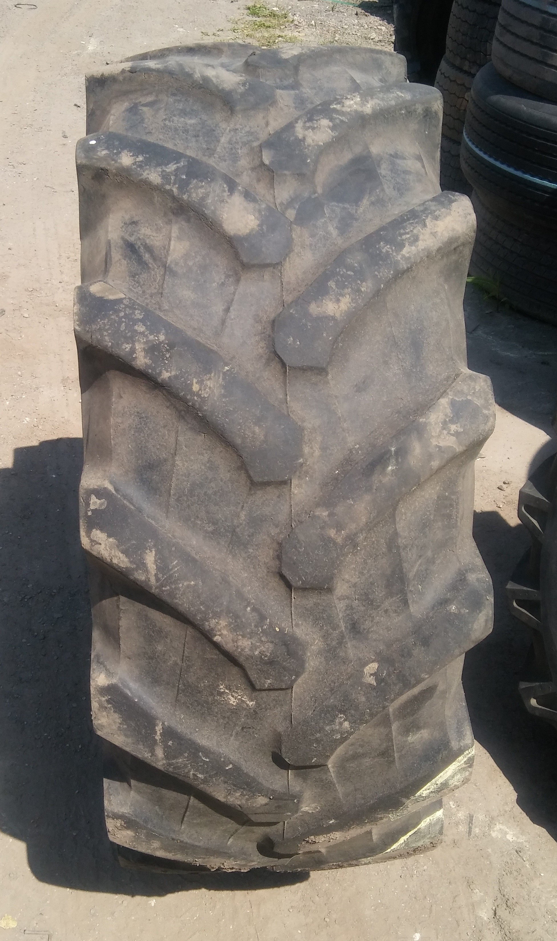 (G1262) Opona 420/70 R24 Pirelli TM700 — zdjęcie 1