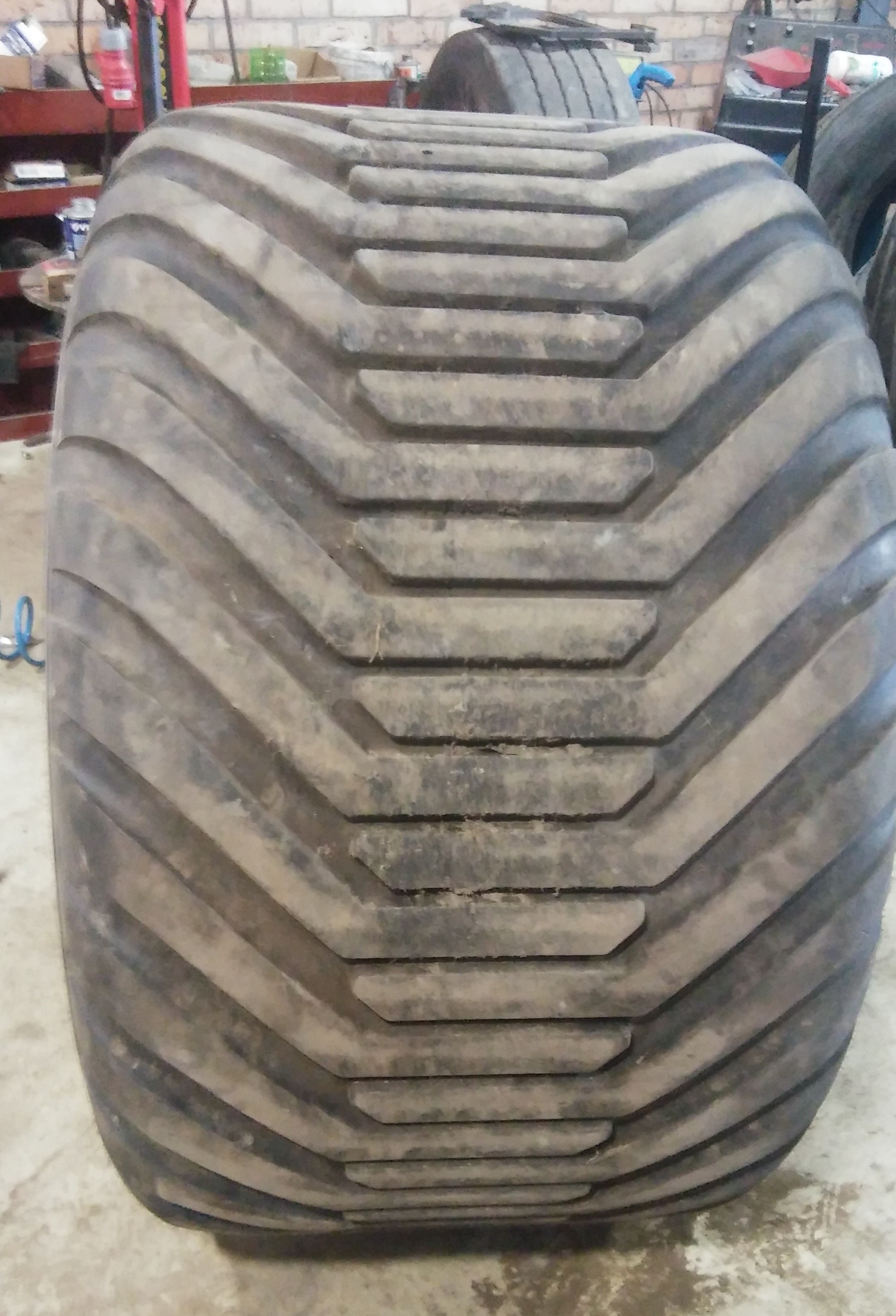 (G1267) Opona 700/50-26.5 BKT Flotation
